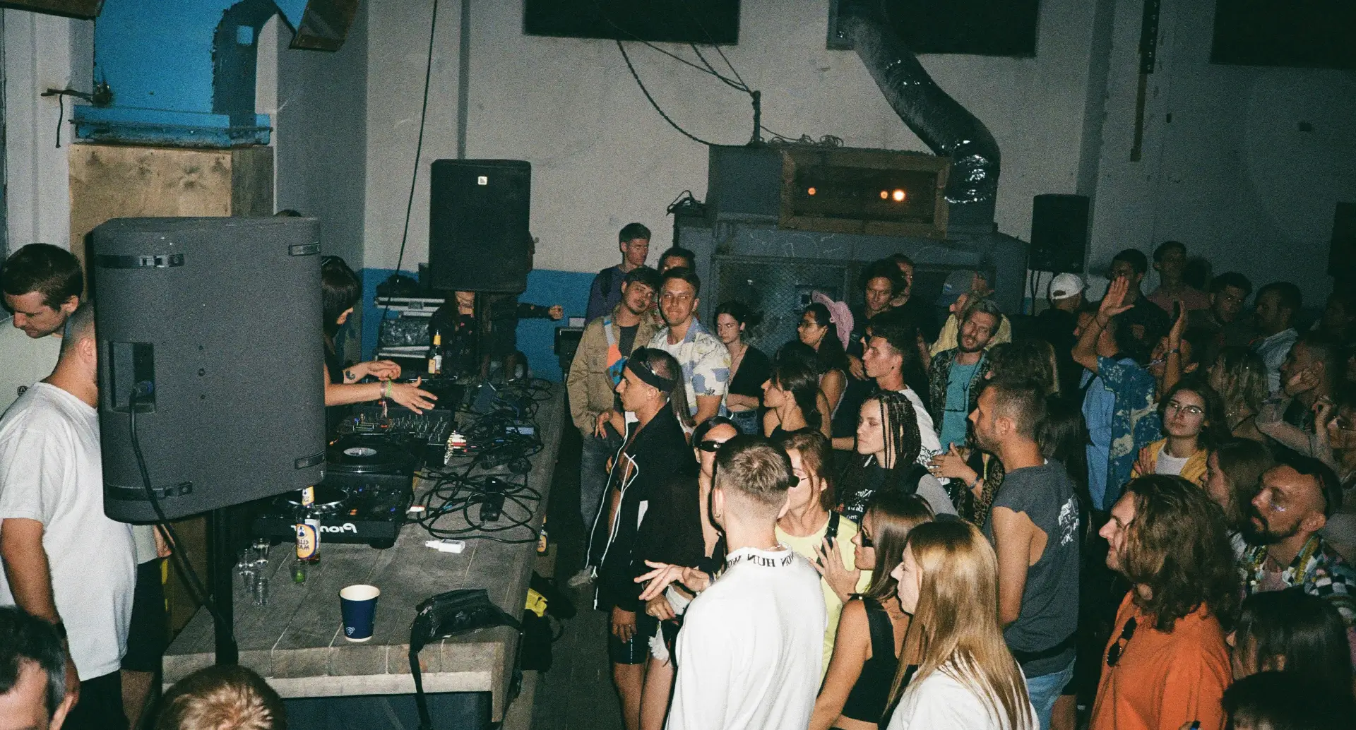 Rave: ¿Qué es un Rave? Definición y características | Colombia Electrónica